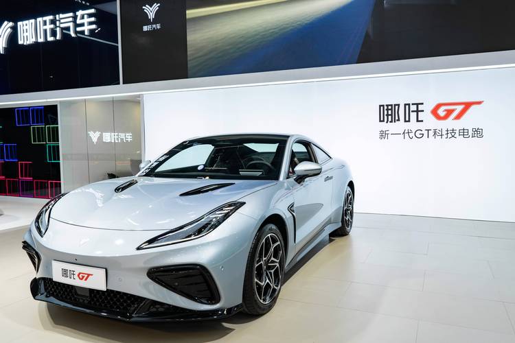 广州274哪吒汽车在智能汽车领域的表现，领途汽车在新能源汽车市场中的影响力